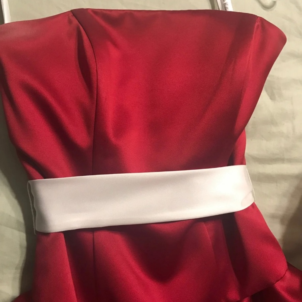 Red dress - Picture 2 of 4